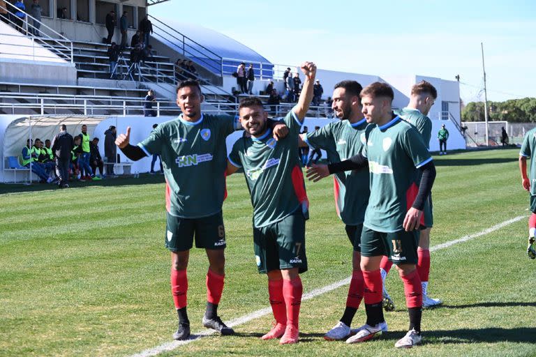 Jamal Bhuyan con la número 6, en pleno festejo de gol de Sol de Mayo que ganó 2 a 1 en el debut del defensor bangladeshí