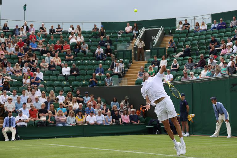 Federico Delbonis  en juego contra el ruso Andrey Rublev durante el partido que disputaron en Wimbledon; el zurdo no pudo quebrar su serie negativa en pasto