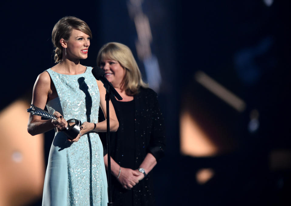 Taylor Swift y su mamá en los Premios de la Academia de Música Country en el estadio AT&T el 19 de abril de 2015 en Arlington, Texas. (Foto de Cooper Neill/Getty Images para dcp)