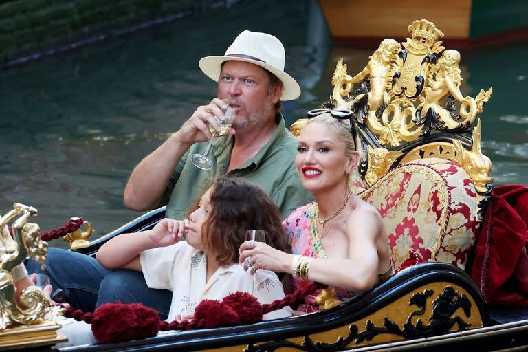 La cantante estadounidense Gwen Stefani y su esposo, Blake Shelton, también eligieron Italia para sus vacaciones como familia ensamblada. Sin embargo, la pareja y los niños optaron por un paisaje más pintoresco: los canales de Venecia. Allí se los vio a bordo de una góndola disfrutando de unos tragos. Más tarde, fueron la Plaza de San Marcos para almorzar