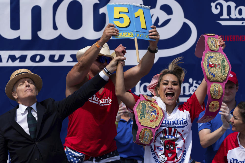 Miki Sudo (derecha) celebra tras ganar la competencia femenil del famoso concurso de comer hot dogs de Nathan's por el Día de la Independencia, el jueves 4 de julio de 2024, en Coney Island, Nueva York. (AP Foto/Julia Nikhinson)