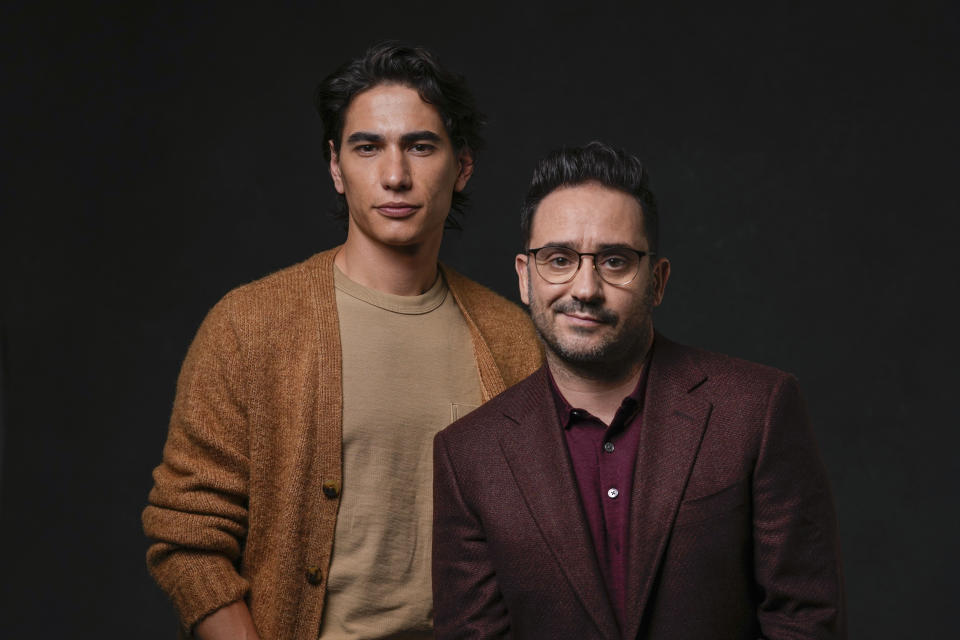 ARCHIVO - El actor Enzo Vogrincic, izquierda, y el director J. A. Bayona posan para un retrato para promover la película "La sociedad de la nieve" el 27 de octubre de 2023, en Los Ángeles. "La sociedad de la nieve" fue la película más galardonada de los Premios Platino el 20 de abril de 2024. (Foto AP/Ashley Landis, archivo)