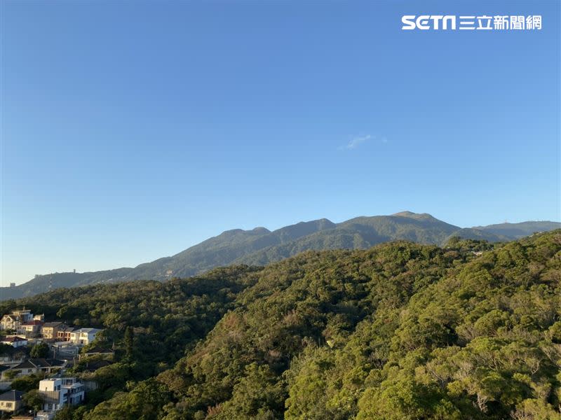 軍艦岩360度環景，可看台北盆地、基隆河淡水河交匯及大屯山系。