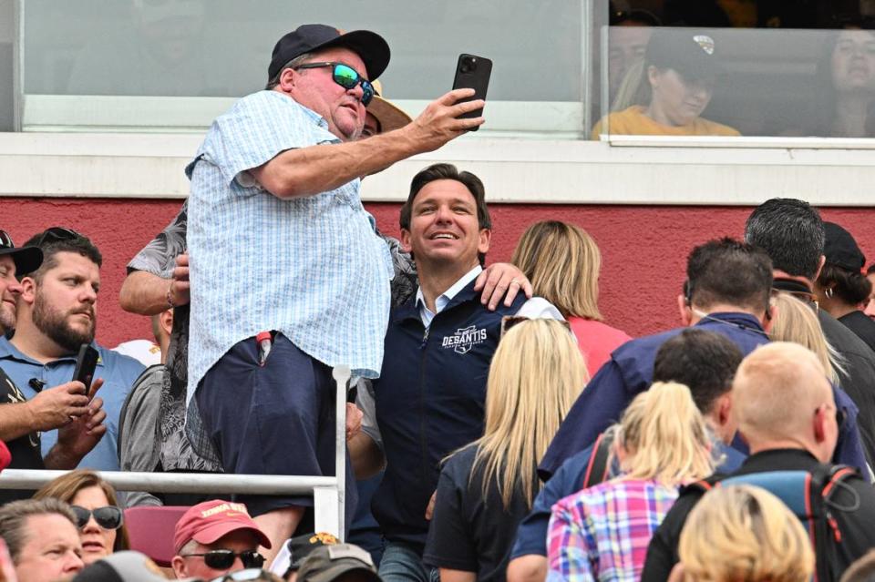 El gobernador de la Florida, Ron DeSantis, se toma una foto con un seguidor mientras asiste al partido entre los Iowa State Cyclones y los Iowa Hawkeyes, en Ames, el 9 de septiembre.