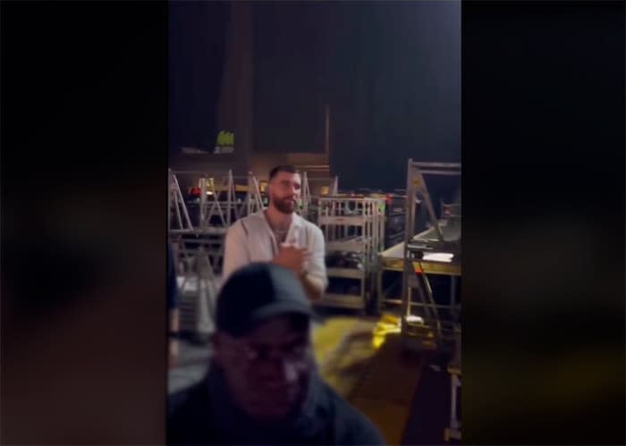 Travis Kelce estuvo bailando a pie de escenario en el concierto de París