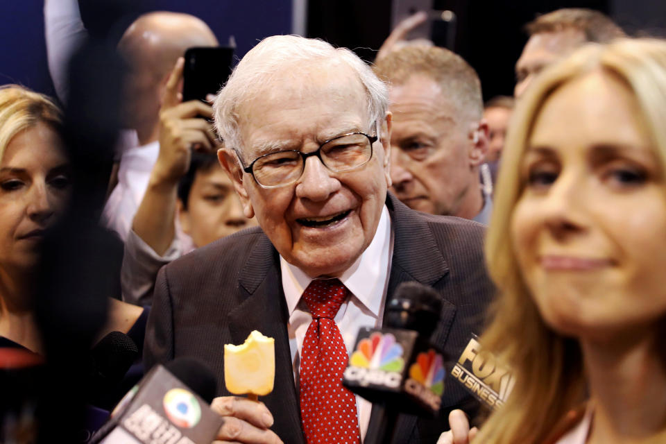 Berkshire Hathaway компаниясынын төрагасы Уоррен Баффет Омаха, Небраска, АКШ, 4-май, 2019-жыл, акционерлер миллиардер инвестордун пикирин угуу үчүн чогулуп жатканда көргөзмө залын аралап баратат. REUTERS/Scott Morgan