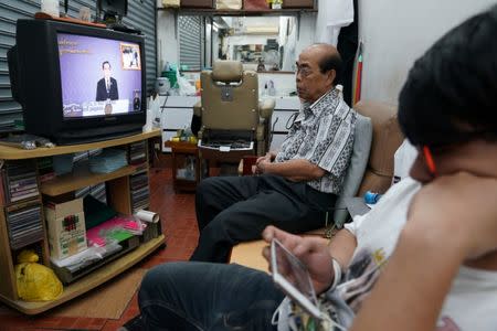 A woman watch Thailand Prime Minister Prayuth Chan-ocha during his weekly TV broadcast in Bangkok, Thailand, May 19, 2017. REUTERS/Athit Perawongmetha