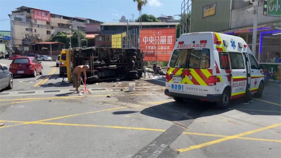 疑下坡路段煞車失靈　工程車失控翻滾好幾圈！駕駛被甩出車外