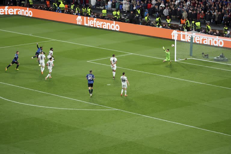 Ademola Lookman ya sacó el potente remate que significa el tercer gol de Atalanta en la final de la Europa League, en Dublin