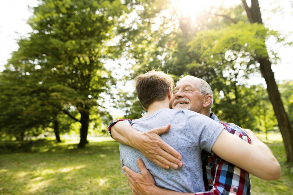 Padre e hijo se abrazaron luego de una semana de ausencia. Nunca se habían separado durante tanto tiempo. Foto: Westend61/Getty Images