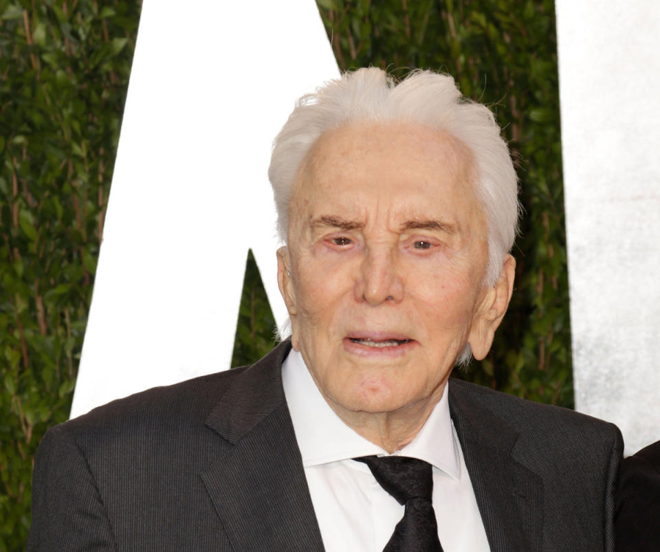 Kirk Douglas hingegen ist schon stolze 98, die 100 ist also nicht mehr weit. Anders sieht das noch bei Ex-US-Präsident Jimmy Carter (90) und "Golden Girls"-Star Betty White (93) aus. David Rockefeller Sr. ist sogar noch ein Jahr älter als der Schauspieler.