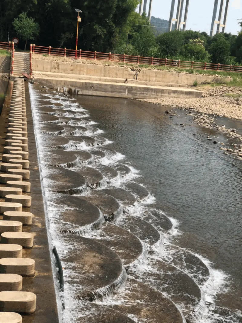 ▲魚鱗壩河道上建有多個魚鱗狀的半圓水壩，是當地的網紅景點。（圖／翻攝自微博）