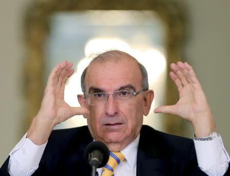 Colombia's lead government negotiator Humberto de la Calle speaks during a news conference at the presidential palace in Bogota, Colombia, in this October 19, 2015 file photo. REUTERS/Jose Miguel Gomez/Files