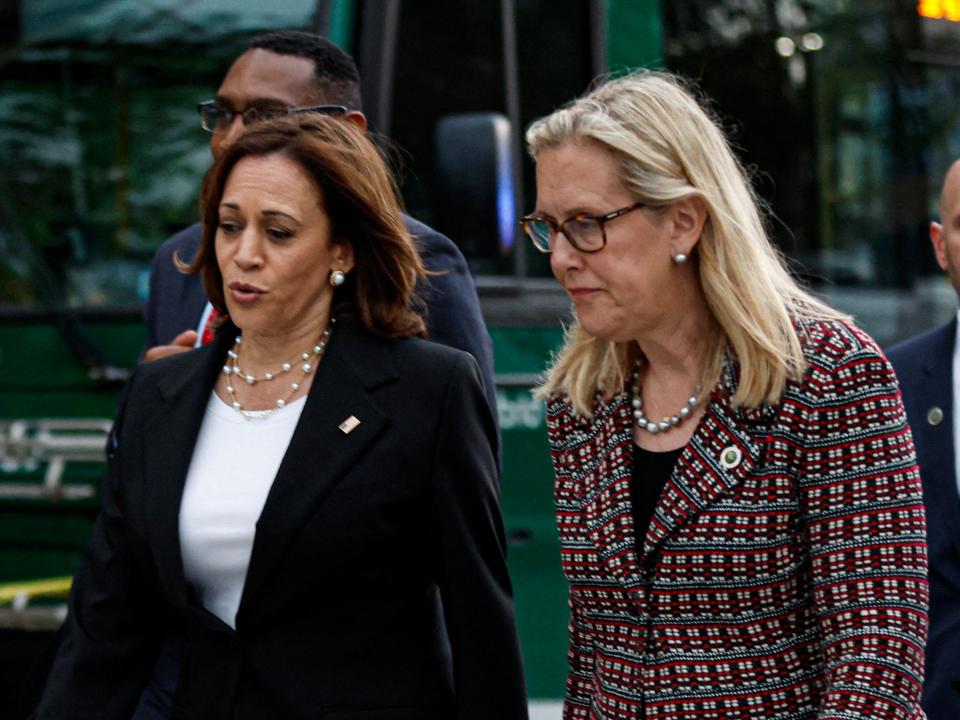 Vice President Kamala Harris walks next to Highland Park Mayor Nancy Rotering.