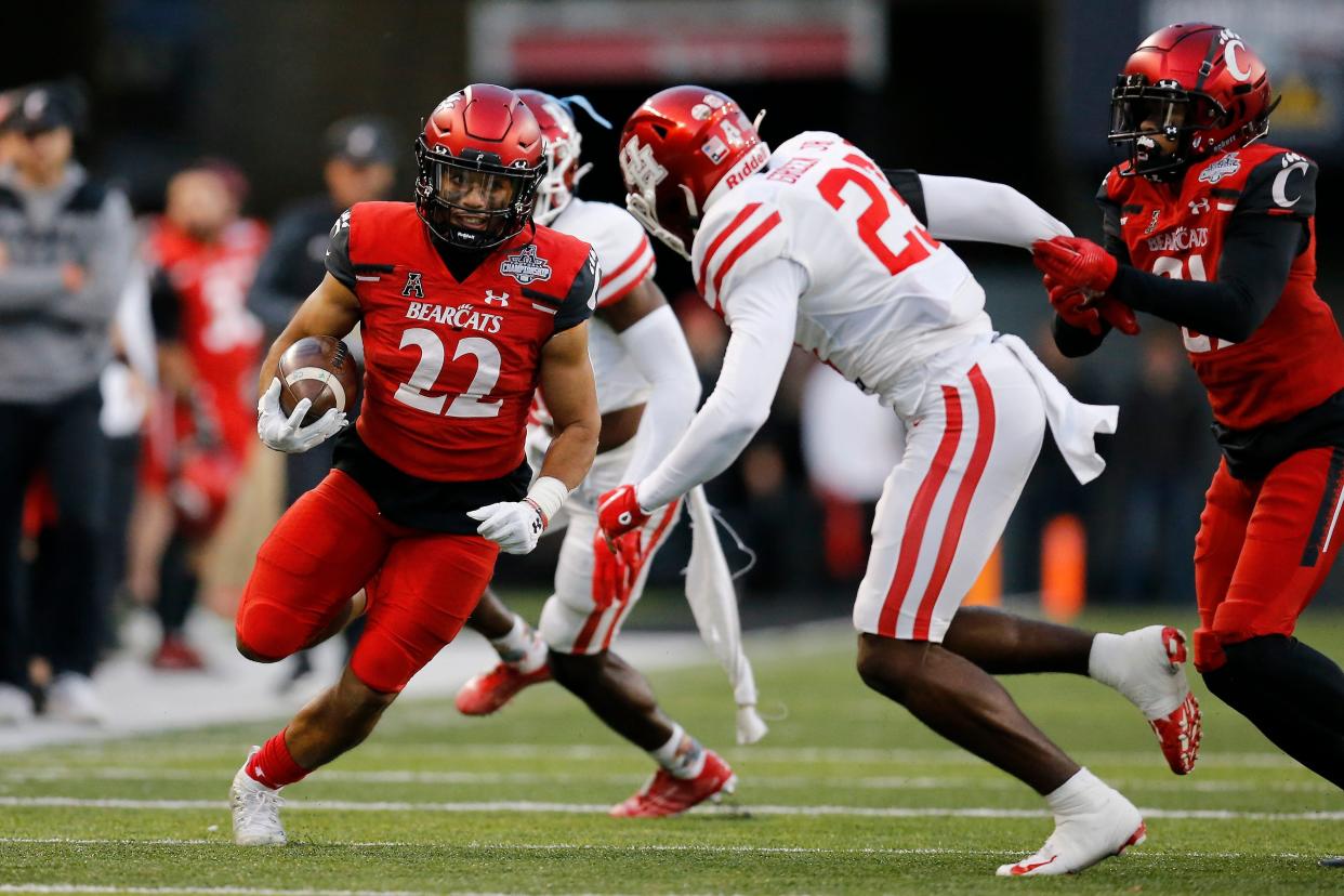 Cincinnati running back Ryan Montgomery (22) runs the ball in the second quarter of the American Athletic Conference Championship game against Houston.