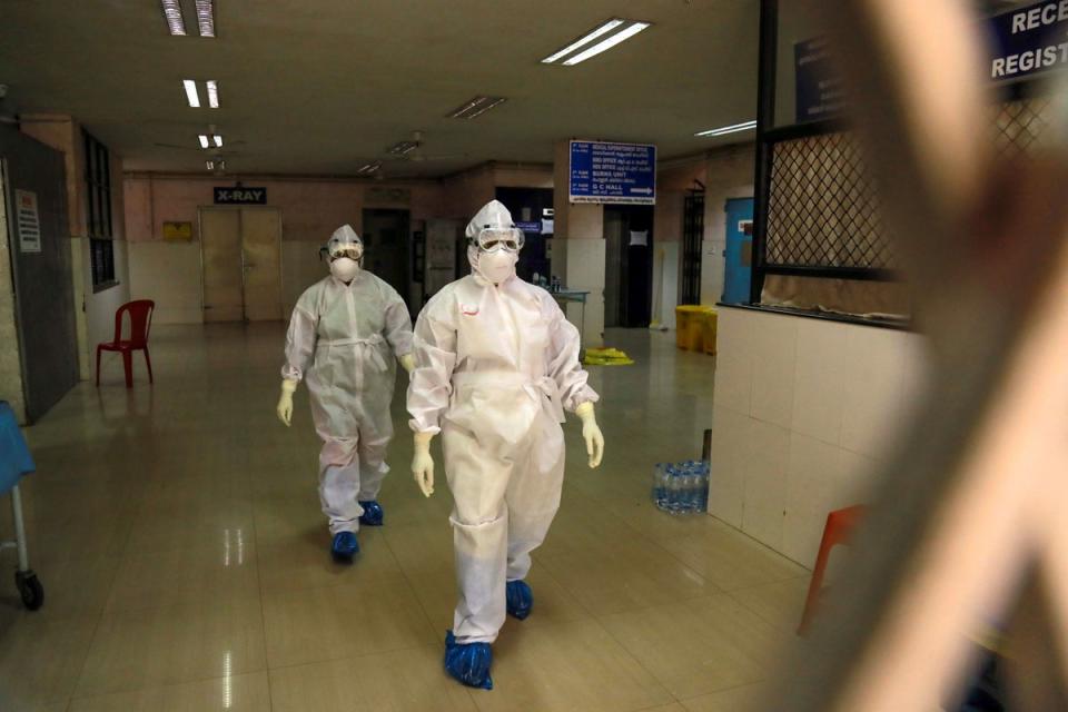 Datei.  Gesundheitsbeamte in voller Schutzausrüstung betreten im Oktober 2021 eine Isolationsstation im indischen Bundesstaat Kerala, nachdem sich ein 23-Jähriger mit dem potenziell tödlichen Nipah-Virus infiziert hatte (AFP über Getty Images)