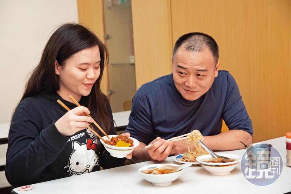 女兒馮羽汝（左）的鼓勵陪伴，讓馮坤志（右）重新振作，不再借酒澆愁。