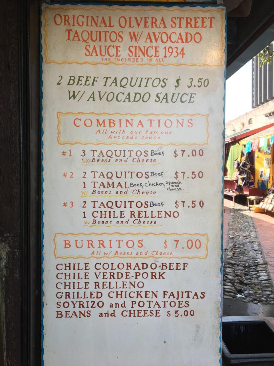 Cielito Lindo ha estado sirviendo taquitos desde 1934.