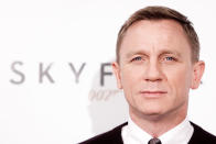 Pendant le tournage de <em>"Skyfall"</em>, sorti en 2012, Daniel Craig a eu un caprice marquant, qui a failli compromettre le film. En 2016, le journaliste Charly Line se rappelait, sur Twitter, d'une étonnante anecdote. <em>"Au cours d’une de ses virées shopping, il a dégoté une paire de gants en cuir"</em>, écrivait-il. Jusqu'ici, rien d'anormal. Sauf que Daniel Craig a insisté pour porter ces gants lors d'une scène de bagarre dans le film. Problème : le pistolet qu'il avait dans cette scène devait fonctionner en reconnaissant les empreintes digitales. Alors, que faire ? Soit retourner la scène du début ou soit faire disparaître les gants en post-production. C'est finalement la deuxième option qui sera choisie. Moins onéreuse que la première, elle aura tout de même coûté très cher ! (<em>crédit Getty</em>)