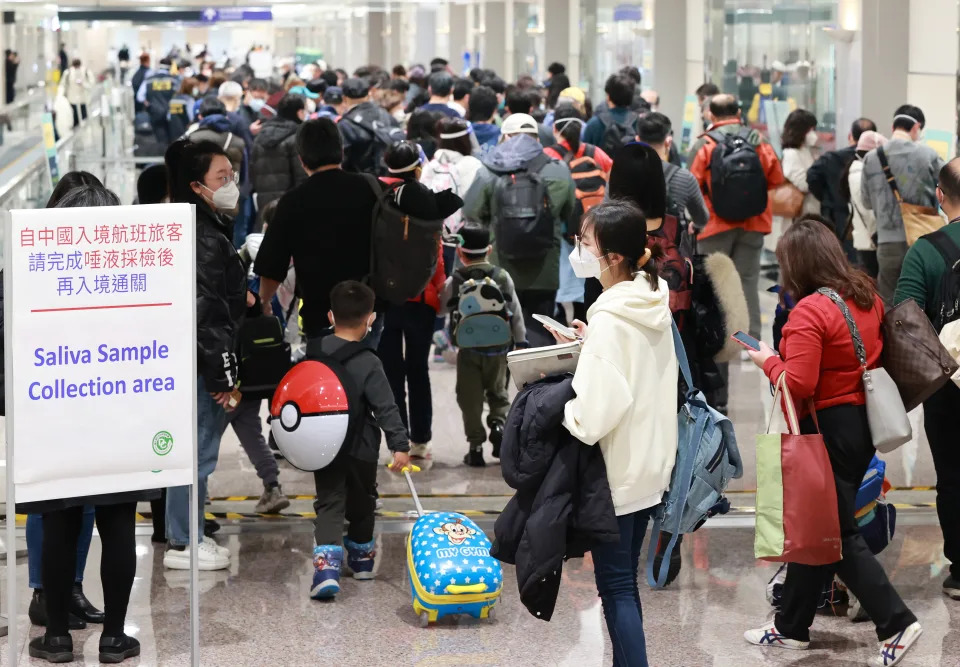 中國大陸入境旅客陽性率連兩日低於一成，指揮中心表示，中國疫情仍嚴峻，入境唾液篩檢措施是否延長，月底前會再評估。記者黃仲明／攝影