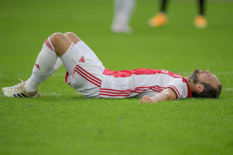 El jugador Daley Blind de Ajax yace en el césped durante el partido contra Hertha Berlín, el 25 de agosto de 2020, en Amsterdam