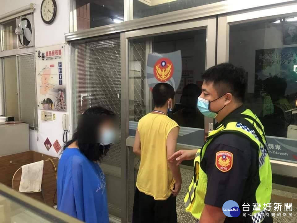 崙背某男子在台78線快速道交流道附近徘徊，警獲報通知家屬接回／台西分局提供