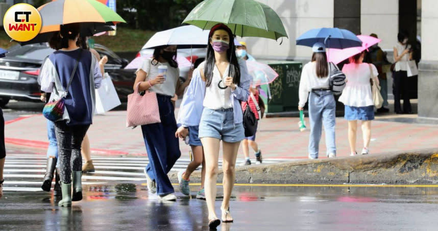 今（16日）颱風外圍環流及東北季風增強影響，東北部地區及大台北山區有局部豪雨等級以上降雨發生的機率。（示意圖／方萬民攝）