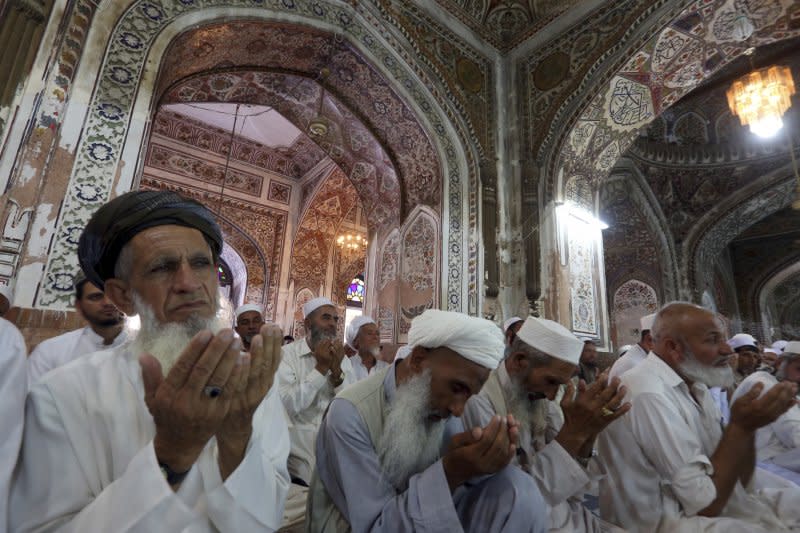 23日是齋戒月的最後一個星期五，白夏瓦的穆斯林在清真寺中虔誠祈禱。（美聯社）