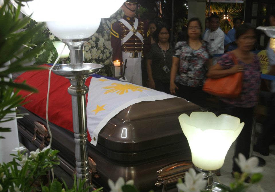 Supporters of Secretary Jesse M. Robredo queuing to pay their respects. (Malacanang photo)