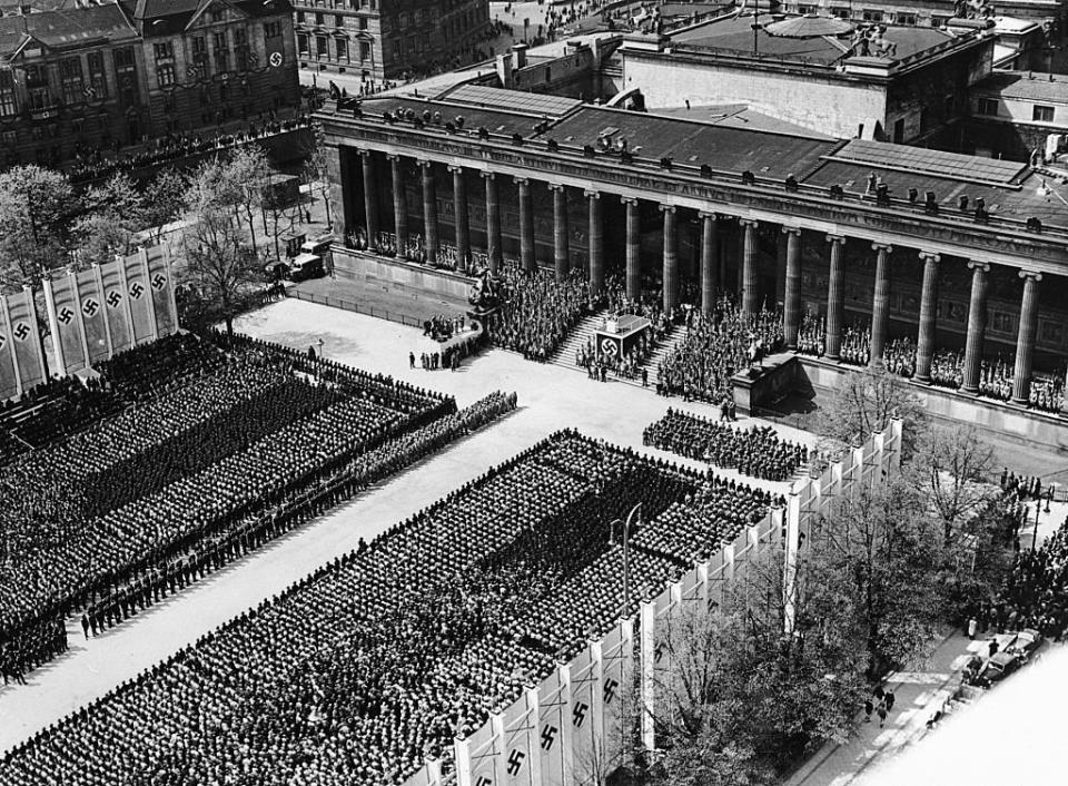 Una gran multitud escucha el discurso fuera del Lustgarten en Berlín el Primero de Mayo de 1936. Hitler, Goebbels y Goering pronunciaron discursos.