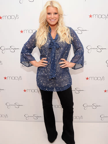 Jessica Simpson est une adepte des régimes aux smoothies… Posologie ? 3 smoothies par jour (et deux snacks sains) pendant 5 jours et 2 smoothies par jour (deux snacks et un repas sain) pendant cinq autres jours. 