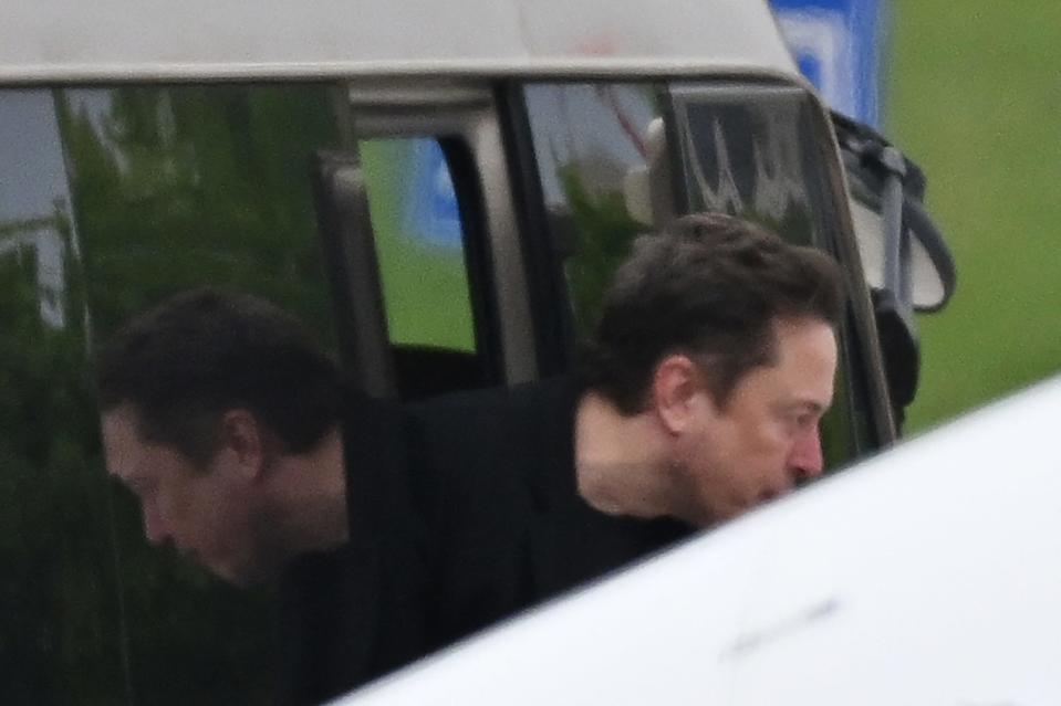 Elon Musk wurde am Montag nach einem Überraschungsbesuch in China mit einem Minibus zu seinem Privatjet am Flughafen Peking gebracht. - Copyright: Greg Baker/AFP/Getty Images