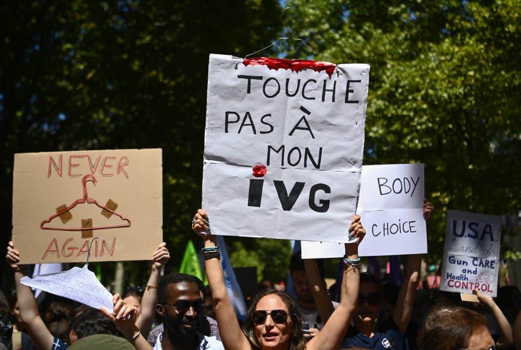 Des manifestants pour le droit à l'IVG samedi 2 juillet à Paris. - Christophe ARCHAMBAULT