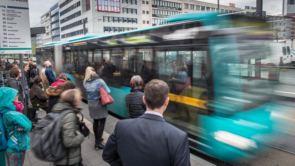 Gehbehinderte müssen den Busfahrer um Rücksichtnahme bitten, wenn die Behinderung nicht zu erkennen ist. Foto: Frank Rumpenhorst