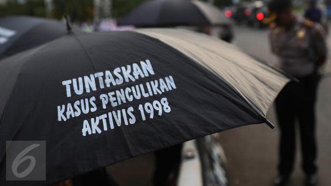 Aktivis Jaringan Solidaritas Korban untuk Keadilan (JSKK) melakukan aksi Kamisan ke-438 di Jakarta, (7/4). Mereka berharap agar Presiden Jokowi memegang teguh komitmen untuk menyelesaikan pelanggaran HAM berat masa lalu. (Liputan6.com/Immanuel Antonius)