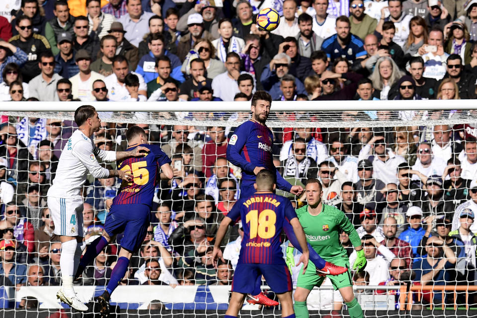 <p>Première grosse opportunité pour le Real Madrid ! Sur corner, Cristiano Ronaldo pense ouvrir le score mais l’arbitre annule son but pour une position de hors-jeu, à juste titre. (Crédit : AFP) </p>