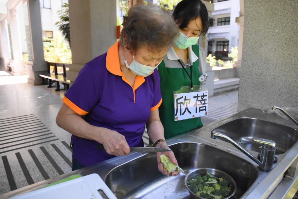 阿嬤表示，花椰菜梗削薄也可入菜，堅持不浪費任何食材。