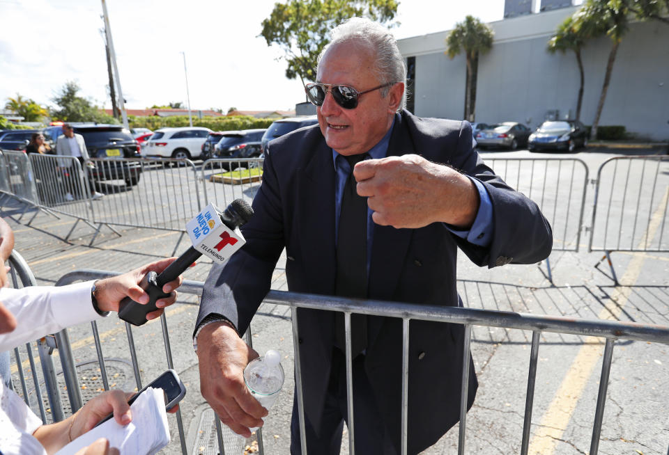 Arturo Lavalle, amigo de José José, describe la escena adentro del velorio del cantante mexicano en una casa funeraria en Miami, el viernes 4 de octubre del 2019. José José murió el sábado en Miami a los 71 años. (AP Foto/Wilfredo Lee)