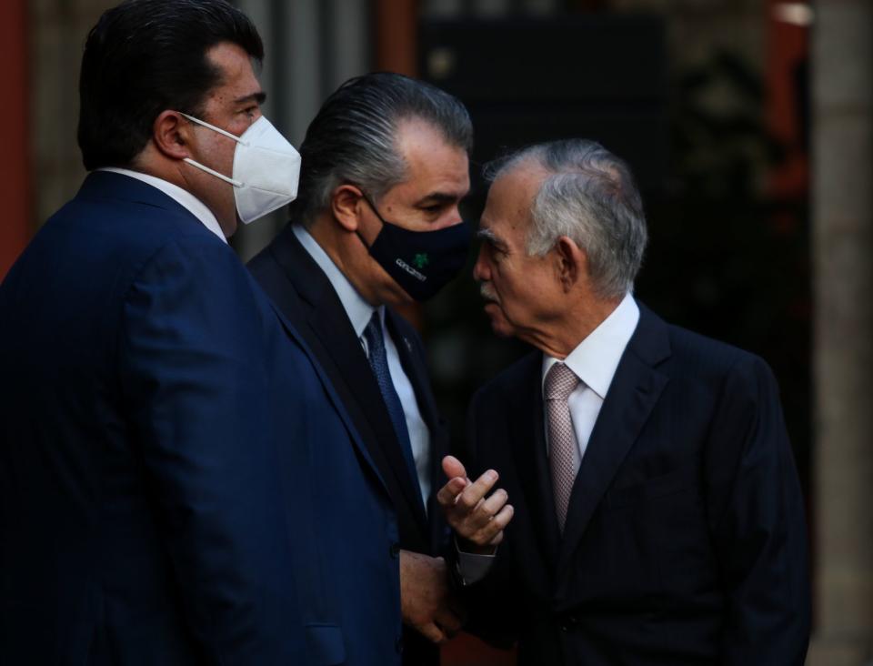 Pedro Haces, líder sindical de la Confederación Autónoma de Trabajadores y Empleados de México (CATEM); Francisco Cervantes, presidente de la CONCAMIN, y Alfonso Romo, jefe de la Oficina de la Presidencia. FOTO: GALO CAÑAS /CUARTOSCURO.COM