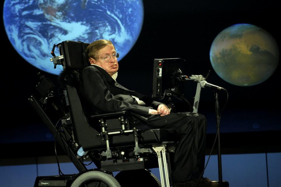 Stephen Hawking durante una conferencia por el 50 aniversario de la NASA el 21 de abril de 2008. <a href="https://commons.wikimedia.org/wiki/File:Stephen_hawking_2008_nasa.jpg" rel="nofollow noopener" target="_blank" data-ylk="slk:Wikimedia Commons / NASA / Paul Alers;elm:context_link;itc:0;sec:content-canvas" class="link ">Wikimedia Commons / NASA / Paul Alers</a>