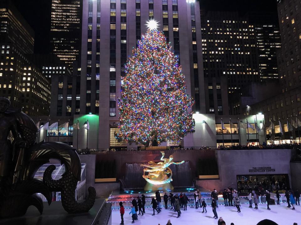 <p>Der wohl bekannteste Weihnachtsbaum der Welt erleuchtet jedes Jahr in New York – und zwar direkt vorm Rockefeller Center. Berühmt ist dieses Exemplar nicht nur, weil es so schön geschmückt ist, sondern vor allem wegen seiner “Tree Lightning Ceremony” – wenn der Christbaum feierlich in vollem Glanze erstrahlt. Denn im Big Apple beginnt die Weihnachtszeit erst, wenn der Baum mit dem Swarovski-Stern auf der Spitze beleuchtet wird. In diesem Jahr fand die Beleuchtungszeremonie am 28. November statt. (Bild: Getty Images) </p>