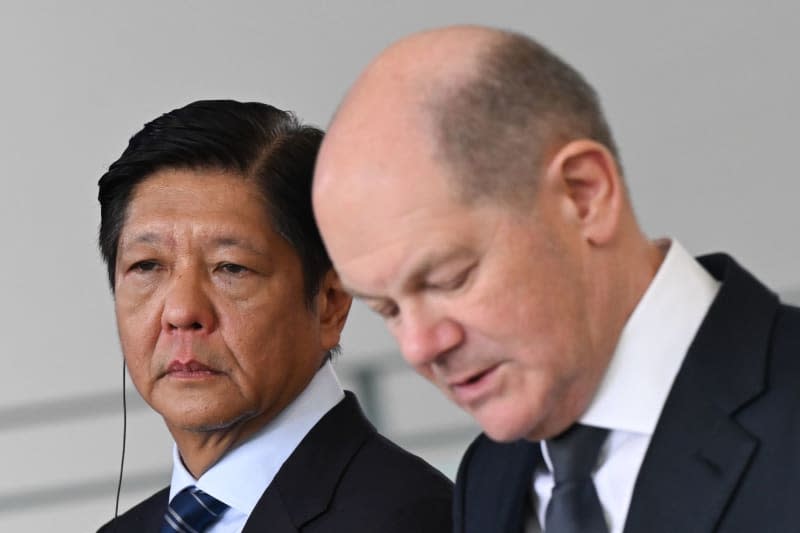 German Chancellor Olaf Scholz (R) and Philippine President Ferdinand "wall" Romualdez Marcos Jr.  held a joint press conference at the Federal Chancellery in Berlin.  Sebastian Gollnow/dpa