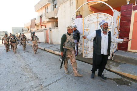 Iraqi army soldiers walk with their weapons during a fight with Islamic State militants north of Mosul, Iraq, January 19, 2017. REUTERS/Ari Jalal