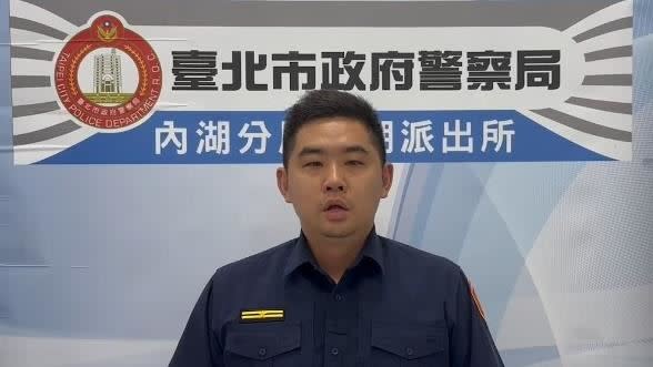 「靖城專案」全面掃蕩黑幫，警方查獲犯嫌並移送，大湖派出所所長李弘翔進行說明。（圖／翻攝畫面）