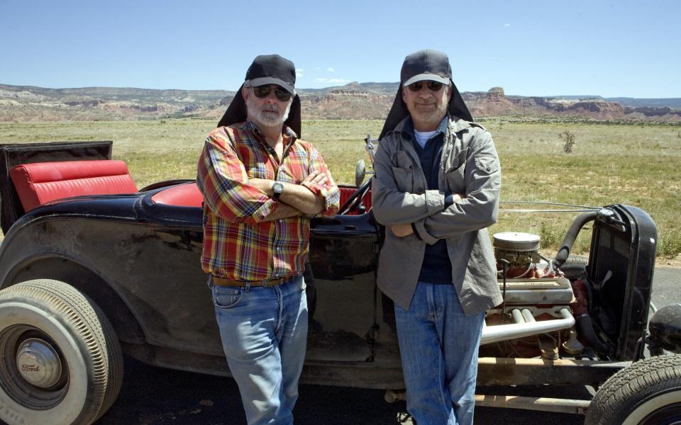 George Lucas and Steven Spielberg on the set of Indiana Jones and The Kingdom of the Crystal Skull - Alamy