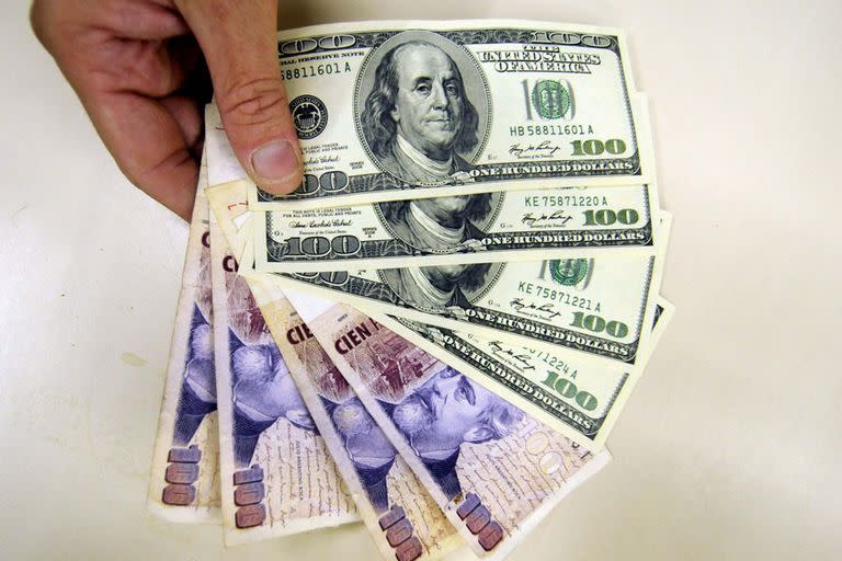 El gobierno promete seguir reduciendo la brecha entre el dólar oficial y el paralelo