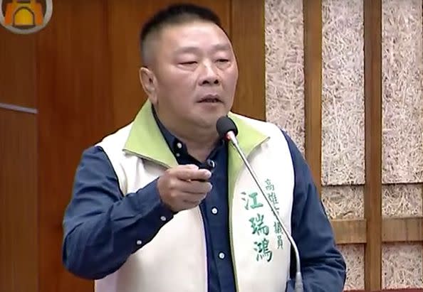 圖：市議員批國十下成廢棄車輛的天堂，一整排非常難看。（翻攝高市議會）