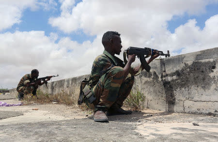 Members of Somali Armed Forces take their position during fighting between the military and police backed by intelligence forces in the Dayniile district of Mogadishu, Somalia September 16, 2017. REUTERS/Feisal Omar