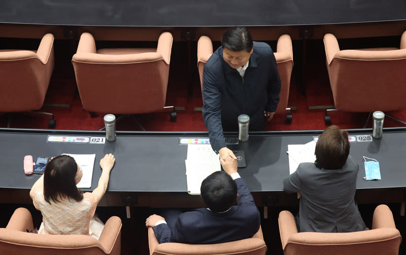 傅崐萁與黃國昌握手致意 國民黨立法院黨團提出403震災重建條例草案。立法 院會19日處理報告事項時，國民黨團提逕付二讀、民 進黨團提改交6委員會聯席審查；經表決，在國民 黨、民眾黨立委投下贊成票下，本案逕付二讀，由國 民黨團召集協商。圖為投票後國民黨總召傅崐萁（中 上）與民眾黨立委黃國昌（中下）等人握手致意。 中央社記者張新偉攝  113年4月19日 