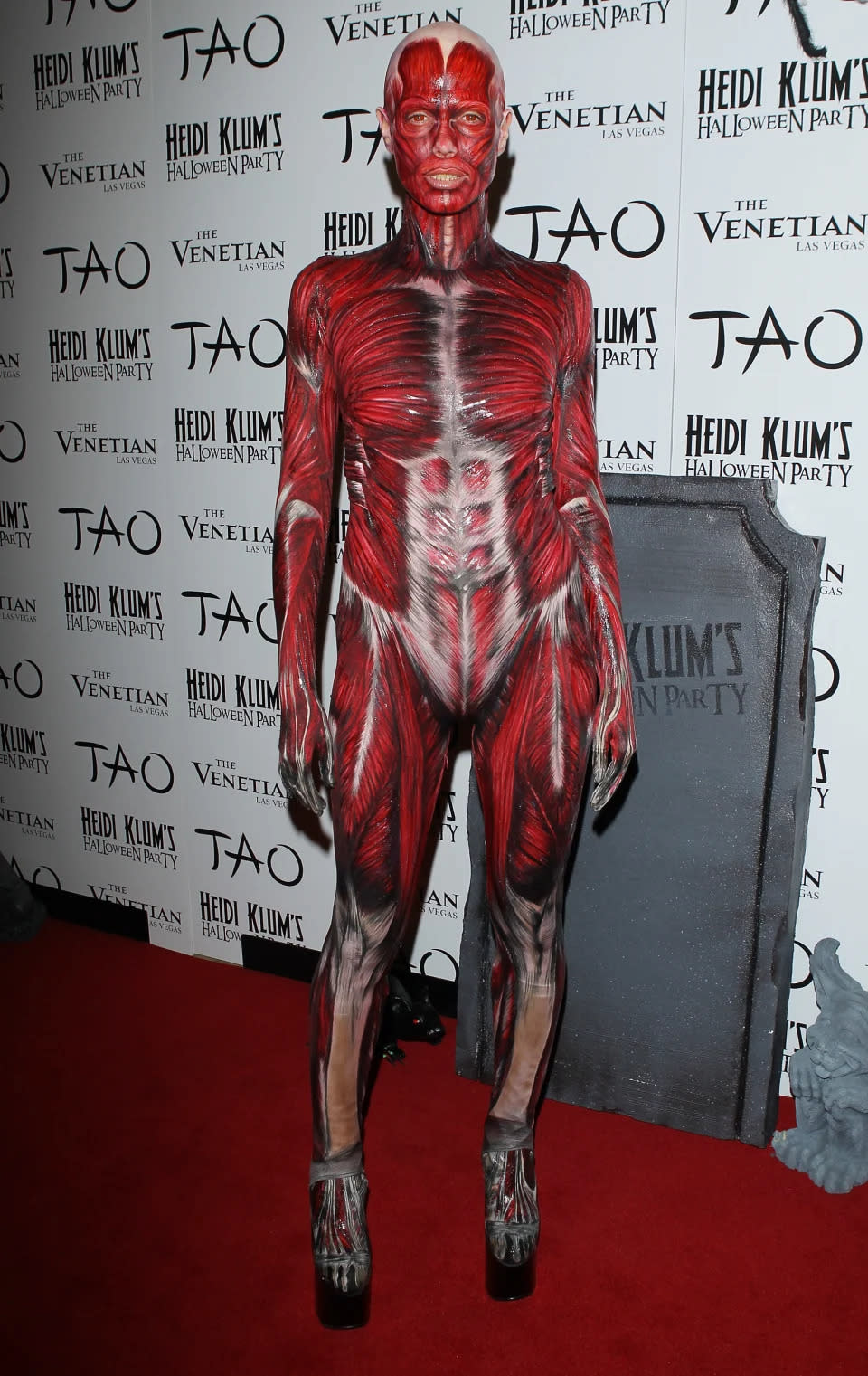 Heidi Klum auf dem roten Teppich bei ihrer 12. jährlichen Halloween-Party im TAO Nightclub im Venetian in Las Vegas 2011. (Getty Images)